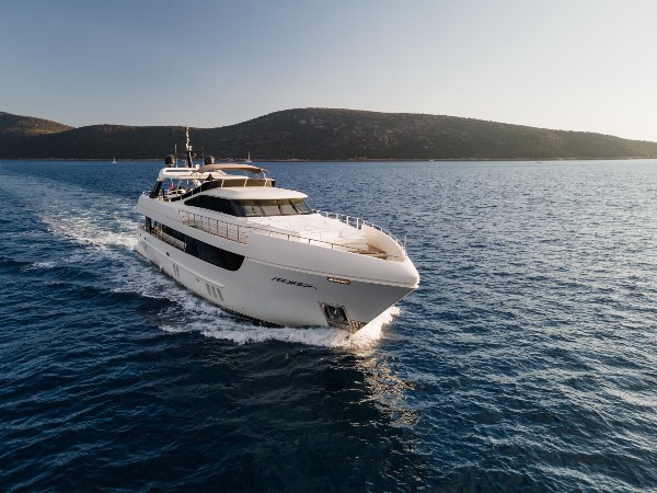 2014 MOTOR YACHT 31 M
