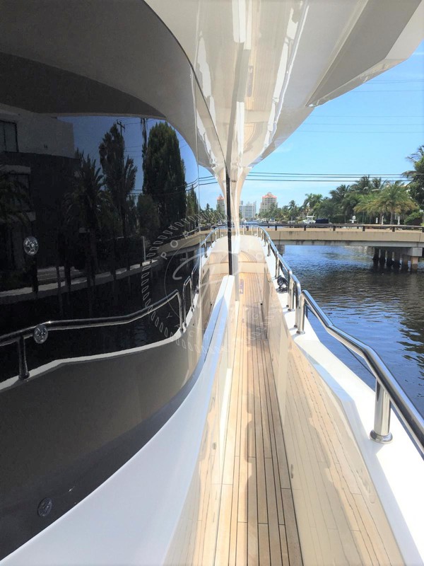 2016 SUNSEEKER 86 YACHT