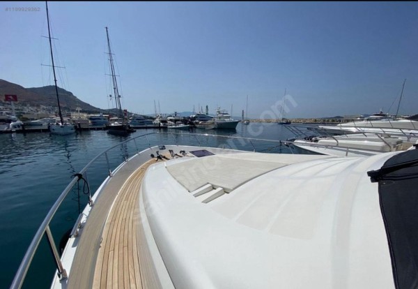 2012 FERRETTI YACHTS 700