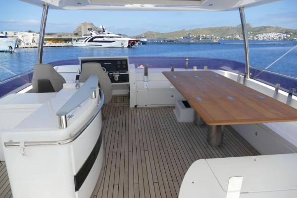 2016 PRINCESS 72 FLY