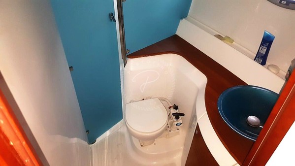 2009 BENETEAU ANTARES 12