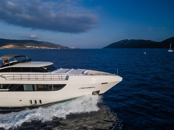 2014 MOTOR YACHT 31 M