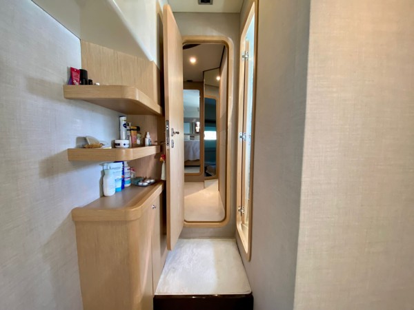 2010 FERRETTI 560