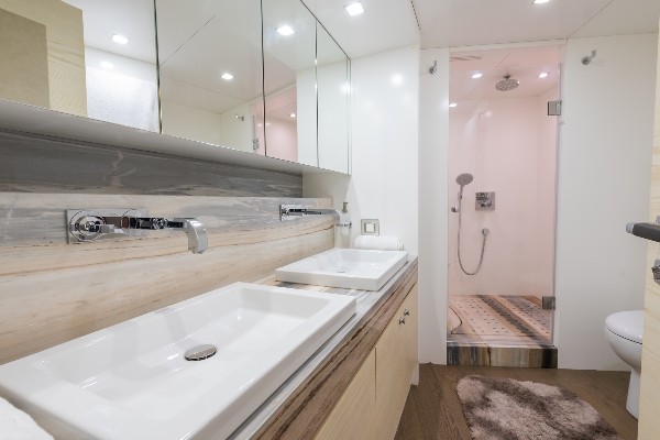 2014 MOTOR YACHT 31 M