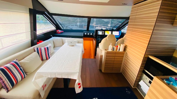 2023 FERRETTI 670