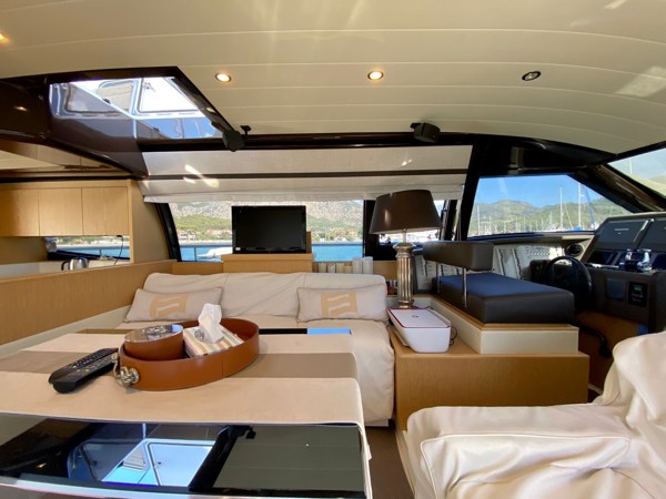 2010 FERRETTI 560
