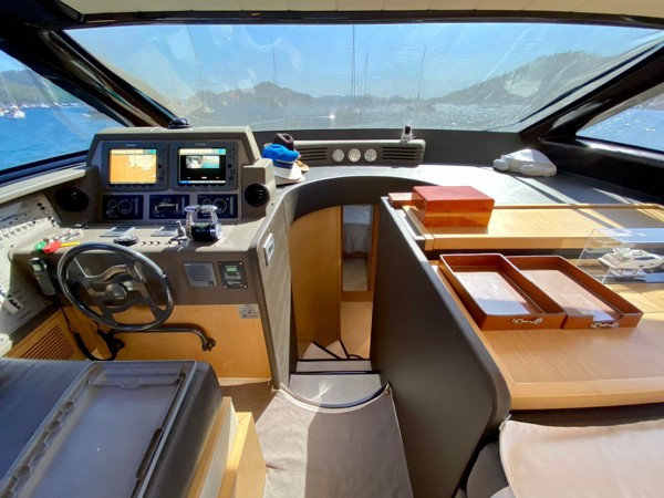 2010 FERRETTI 560