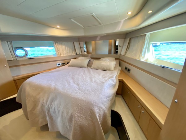 2010 FERRETTI 560