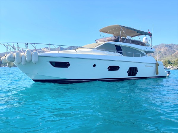 2010 FERRETTI 560
