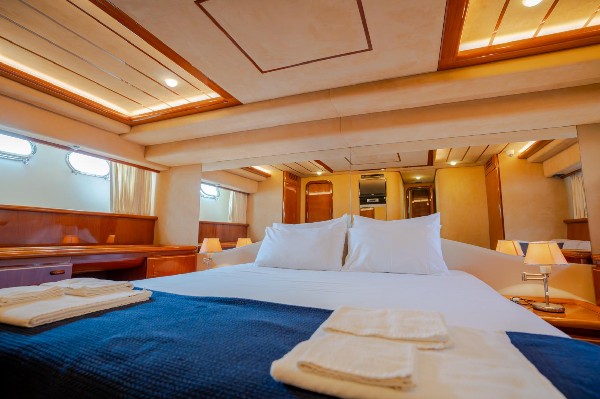 1999/2010 FERRETTI YACHTS 72