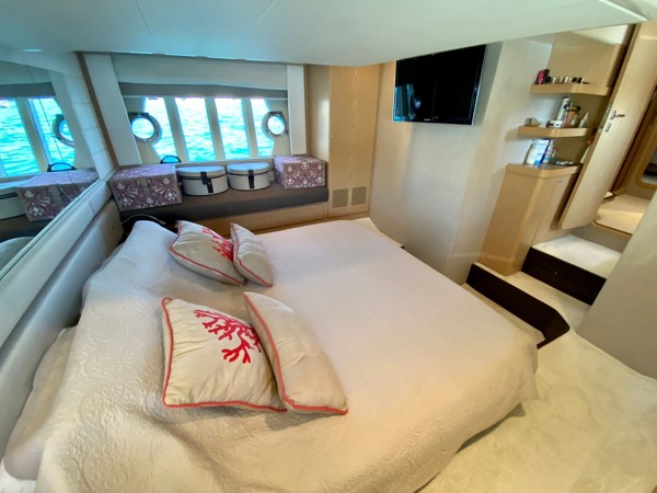 2010 FERRETTI 560