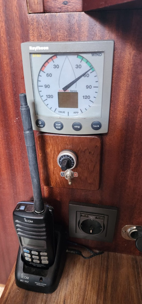 1985 HALLBERG-RASSY 38