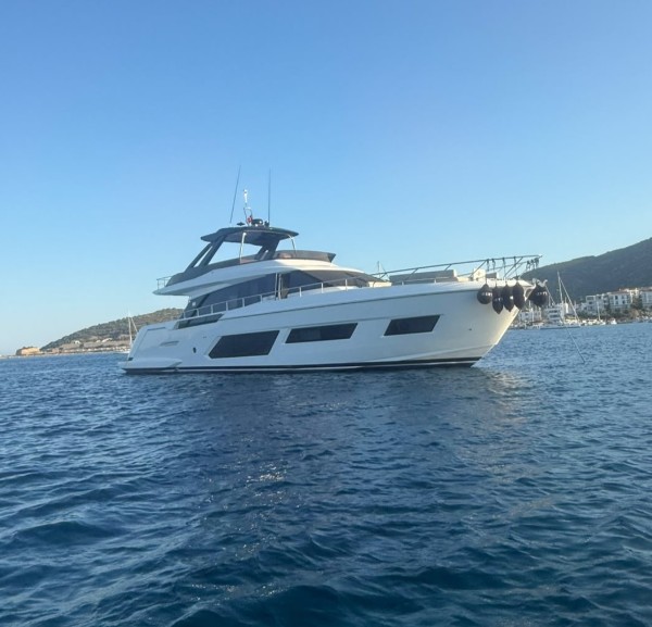 2023 FERRETTI 670
