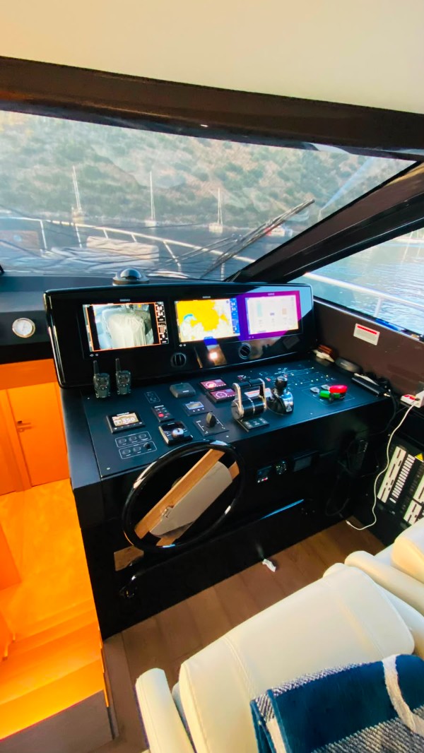 2023 FERRETTI 670