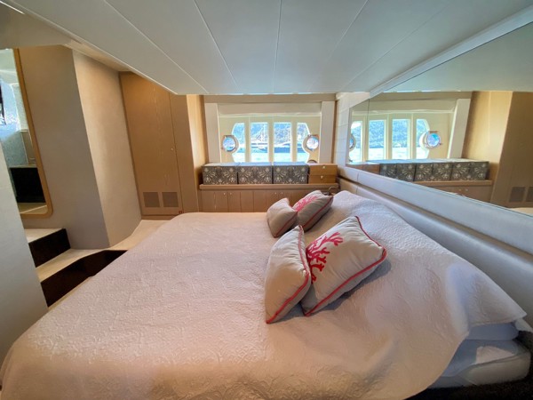 2010 FERRETTI 560