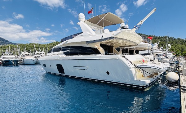 2012 FERRETTI 720 FLY