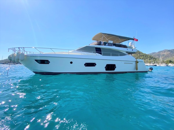 2010 FERRETTI 560