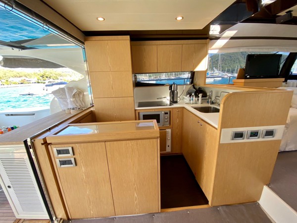 2010 FERRETTI 560