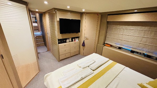 2012 FERRETTI 720 FLY