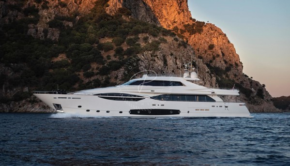 2013 FERRETTI CUSTOMLINE 124