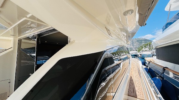 2012 FERRETTI 720 FLY