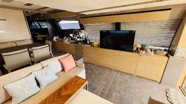 2012 FERRETTI 720 FLY