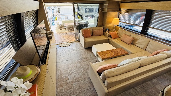 2012 FERRETTI 720 FLY