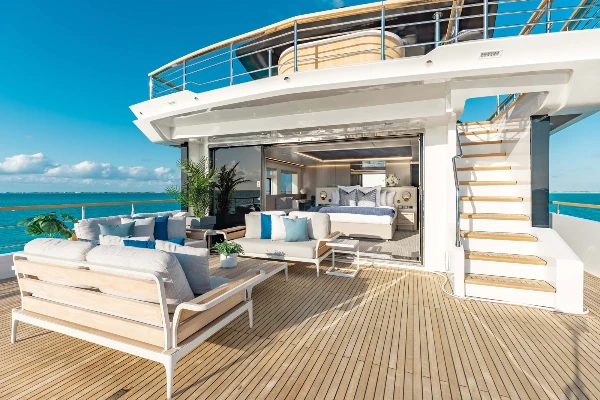 2022 MOTOR YACHT 37M