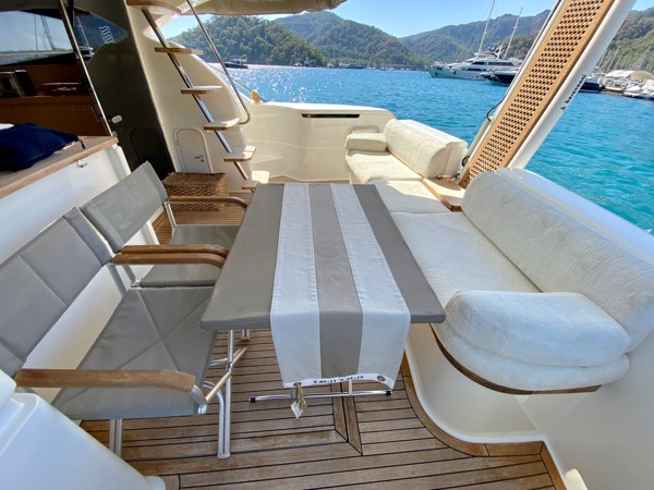 2010 FERRETTI 560
