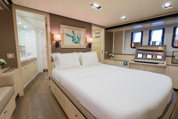 2014 MOTOR YACHT 31 M