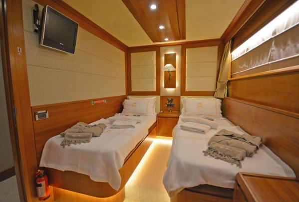 2009 CUSTOM 110 FEET